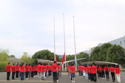 迎国庆 铭初心 亚游会医药举行国庆升旗宣誓仪式