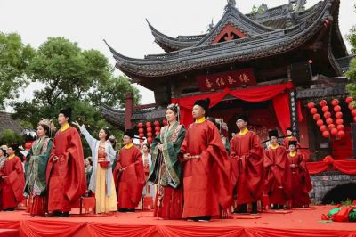 家国同庆 见证幸福! 亚游会医药程明郭晶夫妻参加绍兴市青年人才水上集体婚礼